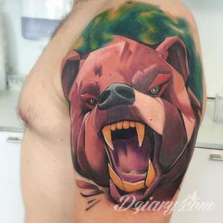 Tatuaże niedźwiedzie to wzory z prostym przekazem - groźne zwierzęta nadają ciały wyraźnej drapieżności. Grafiki z niedźwiedziem świetnie sprawdzają się przede wszystkim na męskich, silnych ramionach.