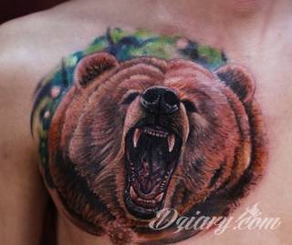 Tatuaże niedźwiedzie to wzory z prostym przekazem - groźne zwierzęta nadają ciały wyraźnej drapieżności. Grafiki z niedźwiedziem świetnie sprawdzają się przede wszystkim na męskich, silnych ramionach.