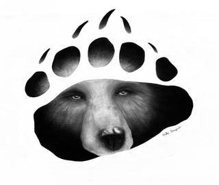 Tatuaże niedźwiedzie to wzory z prostym przekazem - groźne zwierzęta nadają ciały wyraźnej drapieżności. Grafiki z niedźwiedziem świetnie sprawdzają się przede wszystkim na męskich, silnych ramionach.