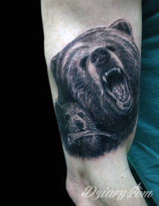 Tatuaże niedźwiedzie to wzory z prostym przekazem - groźne zwierzęta nadają ciały wyraźnej drapieżności. Grafiki z niedźwiedziem świetnie sprawdzają się przede wszystkim na męskich, silnych ramionach.