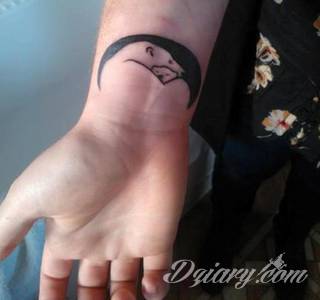 Tatuaże niedźwiedzie to wzory z prostym przekazem - groźne zwierzęta nadają ciały wyraźnej drapieżności. Grafiki z niedźwiedziem świetnie sprawdzają się przede wszystkim na męskich, silnych ramionach.