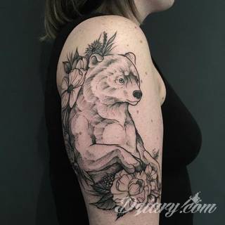 Tatuaże niedźwiedzie to wzory z prostym przekazem - groźne zwierzęta nadają ciały wyraźnej drapieżności. Grafiki z niedźwiedziem świetnie sprawdzają się przede wszystkim na męskich, silnych ramionach.