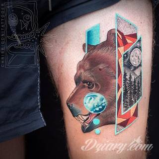 Tatuaże niedźwiedzie to wzory z prostym przekazem - groźne zwierzęta nadają ciały wyraźnej drapieżności. Grafiki z niedźwiedziem świetnie sprawdzają się przede wszystkim na męskich, silnych ramionach.