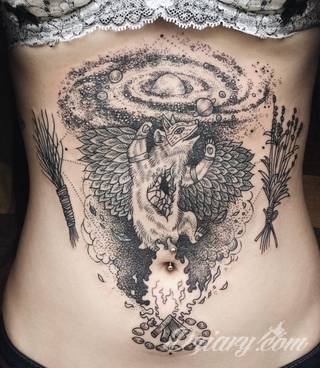 Tatuaże niedźwiedzie to wzory z prostym przekazem - groźne zwierzęta nadają ciały wyraźnej drapieżności. Grafiki z niedźwiedziem świetnie sprawdzają się przede wszystkim na męskich, silnych ramionach.