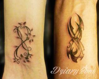 Znak nieskończoności, tajemniczo wyglądający symbol ∞, czyli słynna przewrócona ósemka fascynuje ludzi od lat. Harmonijna grafika idealnie wygląda przede wszystkim na smukłych przegubach dłoni, którym dodaje kolorytu. 