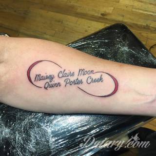 Znak nieskończoności, tajemniczo wyglądający symbol ∞, czyli słynna przewrócona ósemka fascynuje ludzi od lat. Harmonijna grafika idealnie wygląda przede wszystkim na smukłych przegubach dłoni, którym dodaje kolorytu. 