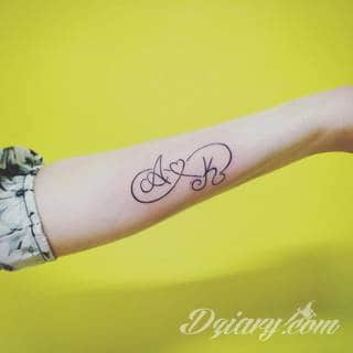 Znak nieskończoności, tajemniczo wyglądający symbol ∞, czyli słynna przewrócona ósemka fascynuje ludzi od lat. Harmonijna grafika idealnie wygląda przede wszystkim na smukłych przegubach dłoni, którym dodaje kolorytu. 