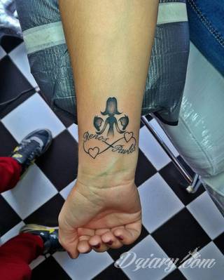 Znak nieskończoności, tajemniczo wyglądający symbol ∞, czyli słynna przewrócona ósemka fascynuje ludzi od lat. Harmonijna grafika idealnie wygląda przede wszystkim na smukłych przegubach dłoni, którym dodaje kolorytu. 