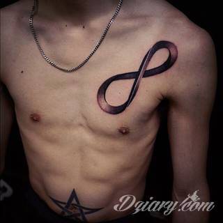 Znak nieskończoności, tajemniczo wyglądający symbol ∞, czyli słynna przewrócona ósemka fascynuje ludzi od lat. Harmonijna grafika idealnie wygląda przede wszystkim na smukłych przegubach dłoni, którym dodaje kolorytu. 