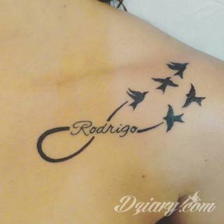 Znak nieskończoności, tajemniczo wyglądający symbol ∞, czyli słynna przewrócona ósemka fascynuje ludzi od lat. Harmonijna grafika idealnie wygląda przede wszystkim na smukłych przegubach dłoni, którym dodaje kolorytu. 