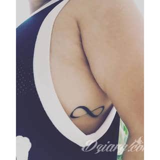 Znak nieskończoności, tajemniczo wyglądający symbol ∞, czyli słynna przewrócona ósemka fascynuje ludzi od lat. Harmonijna grafika idealnie wygląda przede wszystkim na smukłych przegubach dłoni, którym dodaje kolorytu. 