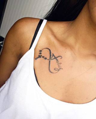 Znak nieskończoności, tajemniczo wyglądający symbol ∞, czyli słynna przewrócona ósemka fascynuje ludzi od lat. Harmonijna grafika idealnie wygląda przede wszystkim na smukłych przegubach dłoni, którym dodaje kolorytu. 