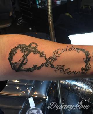 Znak nieskończoności, tajemniczo wyglądający symbol ∞, czyli słynna przewrócona ósemka fascynuje ludzi od lat. Harmonijna grafika idealnie wygląda przede wszystkim na smukłych przegubach dłoni, którym dodaje kolorytu. 