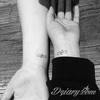 Znak nieskończoności, tajemniczo wyglądający symbol ∞, czyli słynna przewrócona ósemka fascynuje ludzi od lat. Harmonijna grafika idealnie wygląda przede wszystkim na smukłych przegubach dłoni, którym dodaje kolorytu. 