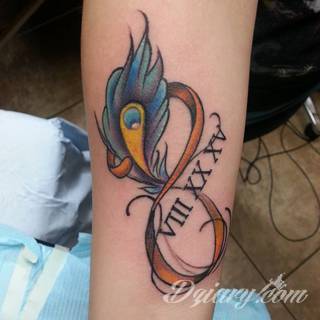 Znak nieskończoności, tajemniczo wyglądający symbol ∞, czyli słynna przewrócona ósemka fascynuje ludzi od lat. Harmonijna grafika idealnie wygląda przede wszystkim na smukłych przegubach dłoni, którym dodaje kolorytu. 