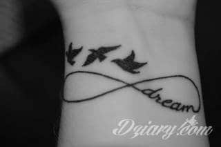 Znak nieskończoności, tajemniczo wyglądający symbol ∞, czyli słynna przewrócona ósemka fascynuje ludzi od lat. Harmonijna grafika idealnie wygląda przede wszystkim na smukłych przegubach dłoni, którym dodaje kolorytu. 