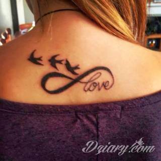 Znak nieskończoności, tajemniczo wyglądający symbol ∞, czyli słynna przewrócona ósemka fascynuje ludzi od lat. Harmonijna grafika idealnie wygląda przede wszystkim na smukłych przegubach dłoni, którym dodaje kolorytu. 