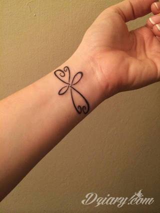 Znak nieskończoności, tajemniczo wyglądający symbol ∞, czyli słynna przewrócona ósemka fascynuje ludzi od lat. Harmonijna grafika idealnie wygląda przede wszystkim na smukłych przegubach dłoni, którym dodaje kolorytu. 