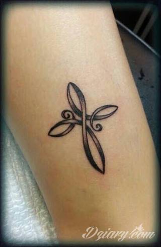 Znak nieskończoności, tajemniczo wyglądający symbol ∞, czyli słynna przewrócona ósemka fascynuje ludzi od lat. Harmonijna grafika idealnie wygląda przede wszystkim na smukłych przegubach dłoni, którym dodaje kolorytu. 