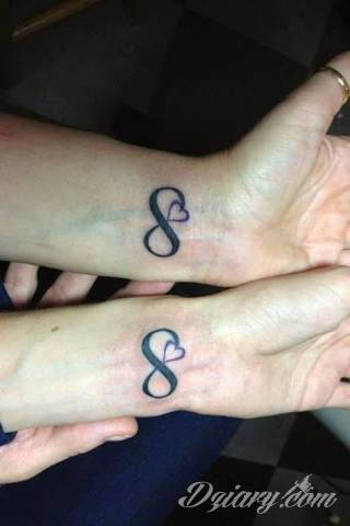 Znak nieskończoności, tajemniczo wyglądający symbol ∞, czyli słynna przewrócona ósemka fascynuje ludzi od lat. Harmonijna grafika idealnie wygląda przede wszystkim na smukłych przegubach dłoni, którym dodaje kolorytu. 