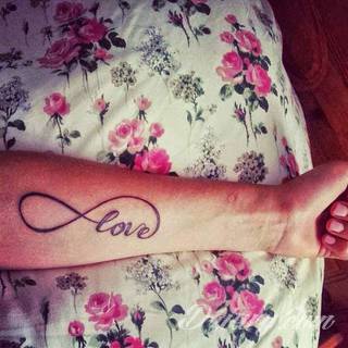 Znak nieskończoności, tajemniczo wyglądający symbol ∞, czyli słynna przewrócona ósemka fascynuje ludzi od lat. Harmonijna grafika idealnie wygląda przede wszystkim na smukłych przegubach dłoni, którym dodaje kolorytu. 