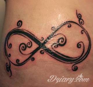 Znak nieskończoności, tajemniczo wyglądający symbol ∞, czyli słynna przewrócona ósemka fascynuje ludzi od lat. Harmonijna grafika idealnie wygląda przede wszystkim na smukłych przegubach dłoni, którym dodaje kolorytu. 