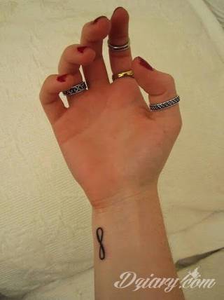 Znak nieskończoności, tajemniczo wyglądający symbol ∞, czyli słynna przewrócona ósemka fascynuje ludzi od lat. Harmonijna grafika idealnie wygląda przede wszystkim na smukłych przegubach dłoni, którym dodaje kolorytu. 