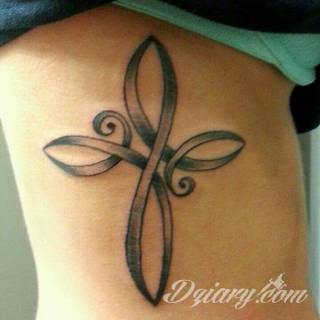 Znak nieskończoności, tajemniczo wyglądający symbol ∞, czyli słynna przewrócona ósemka fascynuje ludzi od lat. Harmonijna grafika idealnie wygląda przede wszystkim na smukłych przegubach dłoni, którym dodaje kolorytu. 