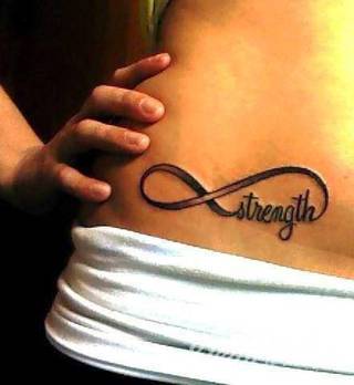 Znak nieskończoności, tajemniczo wyglądający symbol ∞, czyli słynna przewrócona ósemka fascynuje ludzi od lat. Harmonijna grafika idealnie wygląda przede wszystkim na smukłych przegubach dłoni, którym dodaje kolorytu. 