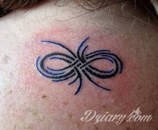 Znak nieskończoności, tajemniczo wyglądający symbol ∞, czyli słynna przewrócona ósemka fascynuje ludzi od lat. Harmonijna grafika idealnie wygląda przede wszystkim na smukłych przegubach dłoni, którym dodaje kolorytu. 