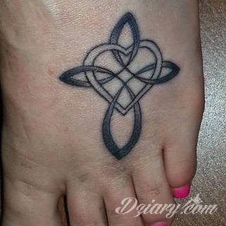 Znak nieskończoności, tajemniczo wyglądający symbol ∞, czyli słynna przewrócona ósemka fascynuje ludzi od lat. Harmonijna grafika idealnie wygląda przede wszystkim na smukłych przegubach dłoni, którym dodaje kolorytu. 