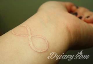 Znak nieskończoności, tajemniczo wyglądający symbol ∞, czyli słynna przewrócona ósemka fascynuje ludzi od lat. Harmonijna grafika idealnie wygląda przede wszystkim na smukłych przegubach dłoni, którym dodaje kolorytu. 