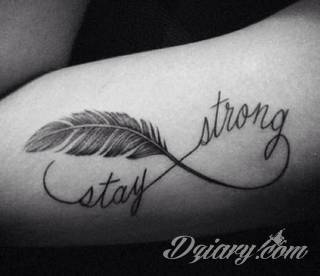 Znak nieskończoności, tajemniczo wyglądający symbol ∞, czyli słynna przewrócona ósemka fascynuje ludzi od lat. Harmonijna grafika idealnie wygląda przede wszystkim na smukłych przegubach dłoni, którym dodaje kolorytu. 