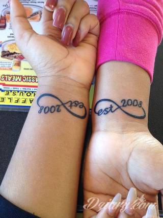 Znak nieskończoności, tajemniczo wyglądający symbol ∞, czyli słynna przewrócona ósemka fascynuje ludzi od lat. Harmonijna grafika idealnie wygląda przede wszystkim na smukłych przegubach dłoni, którym dodaje kolorytu. 