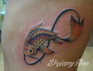 Znak nieskończoności, tajemniczo wyglądający symbol ∞, czyli słynna przewrócona ósemka fascynuje ludzi od lat. Harmonijna grafika idealnie wygląda przede wszystkim na smukłych przegubach dłoni, którym dodaje kolorytu. 