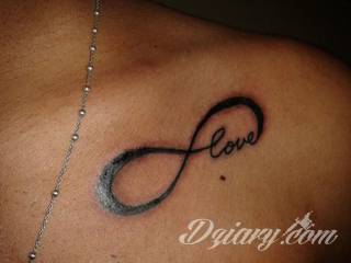 Znak nieskończoności, tajemniczo wyglądający symbol ∞, czyli słynna przewrócona ósemka fascynuje ludzi od lat. Harmonijna grafika idealnie wygląda przede wszystkim na smukłych przegubach dłoni, którym dodaje kolorytu. 