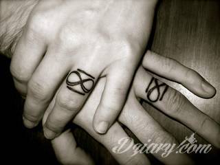 Znak nieskończoności, tajemniczo wyglądający symbol ∞, czyli słynna przewrócona ósemka fascynuje ludzi od lat. Harmonijna grafika idealnie wygląda przede wszystkim na smukłych przegubach dłoni, którym dodaje kolorytu. 