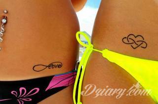 Znak nieskończoności, tajemniczo wyglądający symbol ∞, czyli słynna przewrócona ósemka fascynuje ludzi od lat. Harmonijna grafika idealnie wygląda przede wszystkim na smukłych przegubach dłoni, którym dodaje kolorytu. 