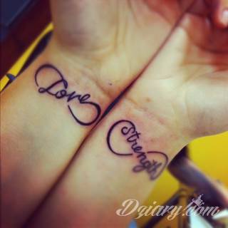 Znak nieskończoności, tajemniczo wyglądający symbol ∞, czyli słynna przewrócona ósemka fascynuje ludzi od lat. Harmonijna grafika idealnie wygląda przede wszystkim na smukłych przegubach dłoni, którym dodaje kolorytu. 