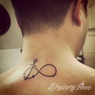 Znak nieskończoności, tajemniczo wyglądający symbol ∞, czyli słynna przewrócona ósemka fascynuje ludzi od lat. Harmonijna grafika idealnie wygląda przede wszystkim na smukłych przegubach dłoni, którym dodaje kolorytu. 