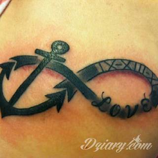 Znak nieskończoności, tajemniczo wyglądający symbol ∞, czyli słynna przewrócona ósemka fascynuje ludzi od lat. Harmonijna grafika idealnie wygląda przede wszystkim na smukłych przegubach dłoni, którym dodaje kolorytu. 