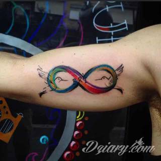 Znak nieskończoności, tajemniczo wyglądający symbol ∞, czyli słynna przewrócona ósemka fascynuje ludzi od lat. Harmonijna grafika idealnie wygląda przede wszystkim na smukłych przegubach dłoni, którym dodaje kolorytu. 