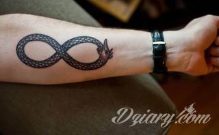 Znak nieskończoności, tajemniczo wyglądający symbol ∞, czyli słynna przewrócona ósemka fascynuje ludzi od lat. Harmonijna grafika idealnie wygląda przede wszystkim na smukłych przegubach dłoni, którym dodaje kolorytu. 