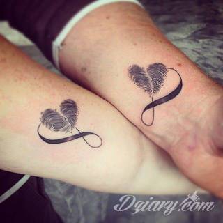 Znak nieskończoności, tajemniczo wyglądający symbol ∞, czyli słynna przewrócona ósemka fascynuje ludzi od lat. Harmonijna grafika idealnie wygląda przede wszystkim na smukłych przegubach dłoni, którym dodaje kolorytu. 