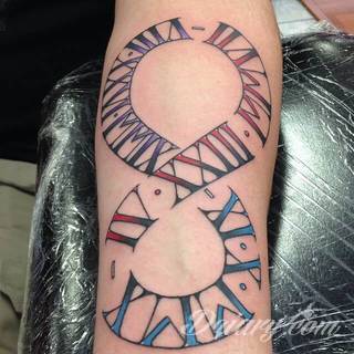Znak nieskończoności, tajemniczo wyglądający symbol ∞, czyli słynna przewrócona ósemka fascynuje ludzi od lat. Harmonijna grafika idealnie wygląda przede wszystkim na smukłych przegubach dłoni, którym dodaje kolorytu. 