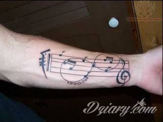 Znak nieskończoności, tajemniczo wyglądający symbol ∞, czyli słynna przewrócona ósemka fascynuje ludzi od lat. Harmonijna grafika idealnie wygląda przede wszystkim na smukłych przegubach dłoni, którym dodaje kolorytu. 