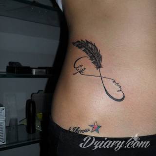 Znak nieskończoności, tajemniczo wyglądający symbol ∞, czyli słynna przewrócona ósemka fascynuje ludzi od lat. Harmonijna grafika idealnie wygląda przede wszystkim na smukłych przegubach dłoni, którym dodaje kolorytu. 