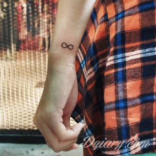 Znak nieskończoności, tajemniczo wyglądający symbol ∞, czyli słynna przewrócona ósemka fascynuje ludzi od lat. Harmonijna grafika idealnie wygląda przede wszystkim na smukłych przegubach dłoni, którym dodaje kolorytu. 