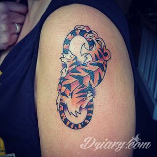 Znak nieskończoności, tajemniczo wyglądający symbol ∞, czyli słynna przewrócona ósemka fascynuje ludzi od lat. Harmonijna grafika idealnie wygląda przede wszystkim na smukłych przegubach dłoni, którym dodaje kolorytu. 