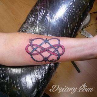 Znak nieskończoności, tajemniczo wyglądający symbol ∞, czyli słynna przewrócona ósemka fascynuje ludzi od lat. Harmonijna grafika idealnie wygląda przede wszystkim na smukłych przegubach dłoni, którym dodaje kolorytu. 